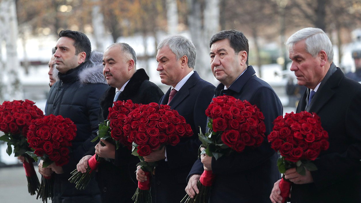 Спикер ГД и главы делегаций Парламентской Ассамблеи ОДКБ возложили цветы к Могиле Неизвестного Солдата