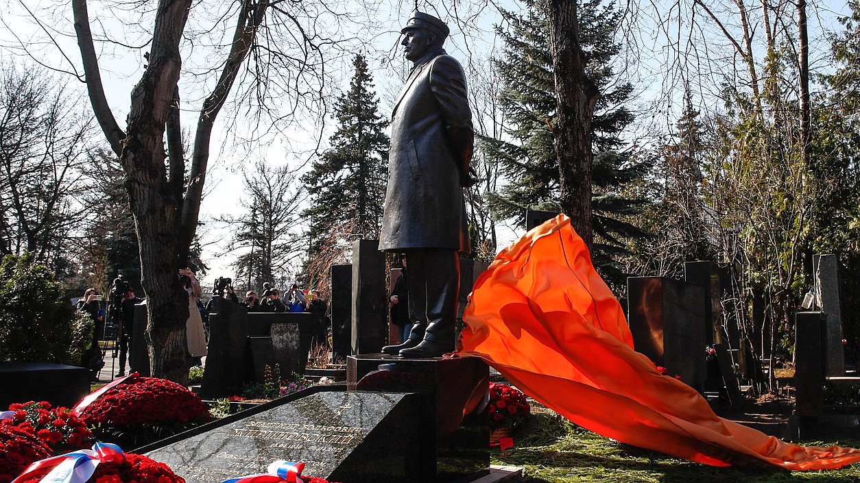 Памятник Владимиру Жириновскому открыли на Новодевичьем кладбище в Москве