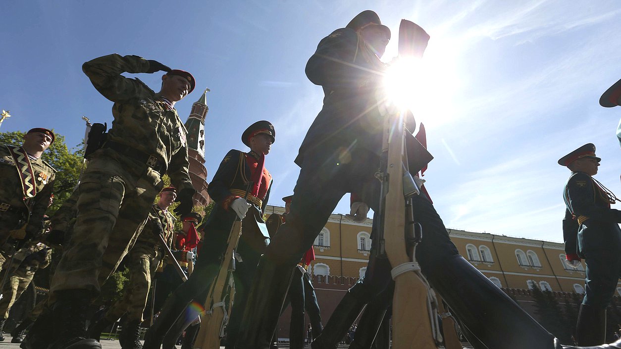 Председатель Госдумы, руководители фракций и депутаты посетили торжественный парад на Красной площади